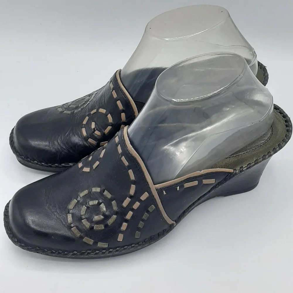 Clarks Artisian Black Leather Wedge Heel Mule Shoe.  Size 8M.